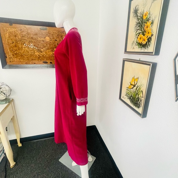 Vanity Fair Burgundy Zip Up Robe/ Housedress With Zig Zag Decoration - Picture 8 of 11
